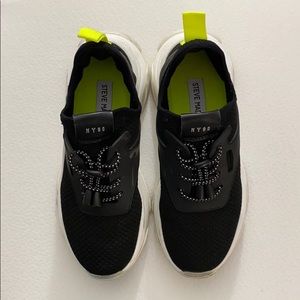 Steve Madden Myles(NY90) in color black.